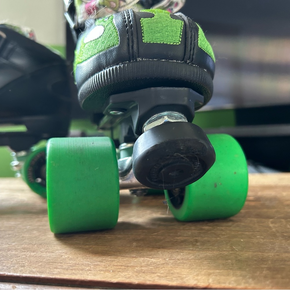 Stylish Black and Green Roller Skates - Picture 2 of 10